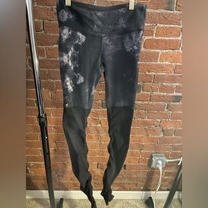 Alô Yoga long leggings in black and gray